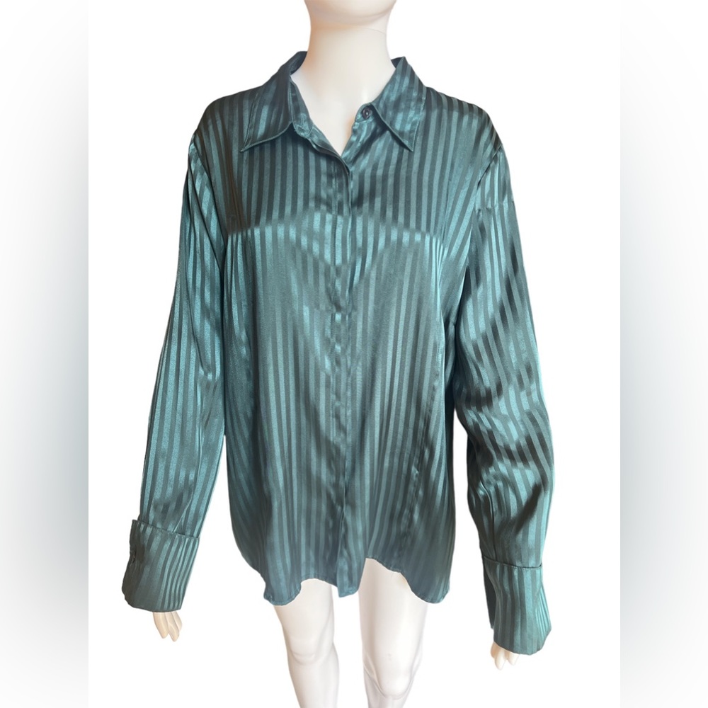 Woman’s Kathie Lee button down dress shirt 18W/20W